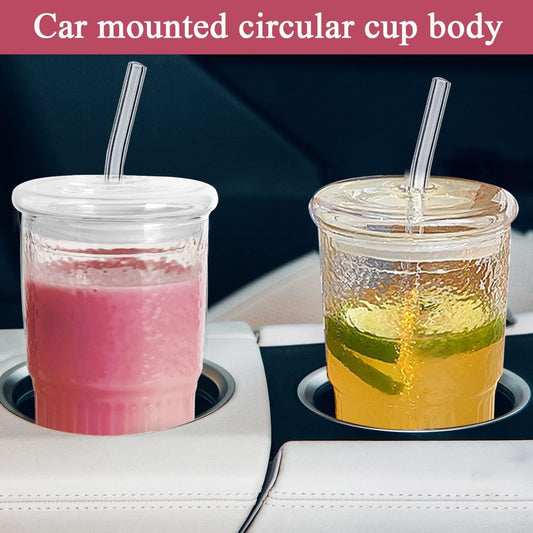 Araba bardak tutucularında iki içecek duruyor: biri şeffaf kapaklı ve pipetli pembe, diğeri limonlu narenciye. Şık bir araba iç mekanına karşı, kırmızı metinde "Arabaya monte dairesel bardak gövdesi, erkugo tarafından yüksek ısı dayanımı için Macchiato Sunum Bardağı borosilikat camından yapılmıştır.