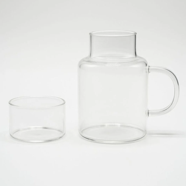 Borosilikat Cam Başucu Sürahi ve Bardak – 2'si 1 Arada Kapaklı Tasarım 600ml