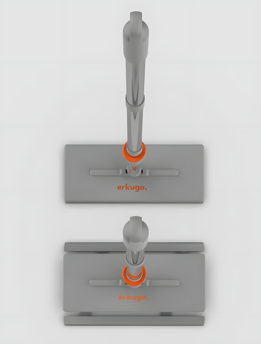 Yukarıdan aşağıya bir görünüm, turuncu vurgulu gri bir tasarıma ve otomatik bez kilitleme mekanizmasına sahip erkugo'nun iki özdeş One Touch Mop'unu gösterir. Birinci sınıf bir temizlik setinin parçası olarak düz beyaz bir arka plan üzerinde dikey olarak hizalanmıştır.