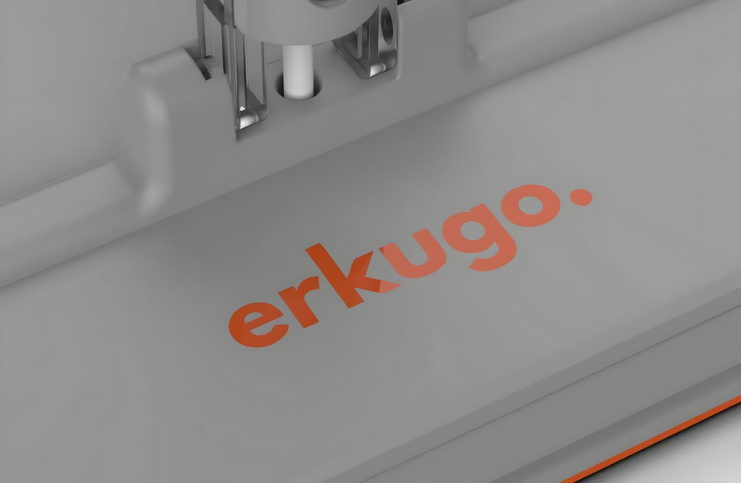 Turuncu renkte "erkugo" bulunan, gelişmiş bir One Touch Mop'a benzeyen, Otomatik Bez Kilitleme Mekanizmalı Kolay Mop'un yakın çekimi. Metalik bileşenleri modern, endüstriyel bir görünüme katkıda bulunur.