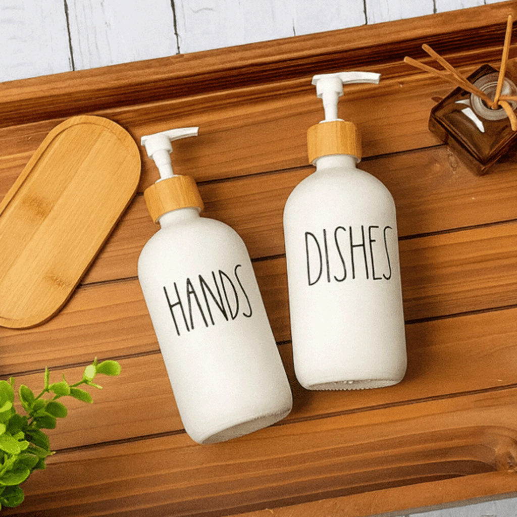 Bambu Standlı 2’li Cam Sıvı Sabunluk Seti 550 ml | Hands & Dishes Yazılı | Mutfak ve Banyo İçin Doğal Bambu Organizer sabunluk