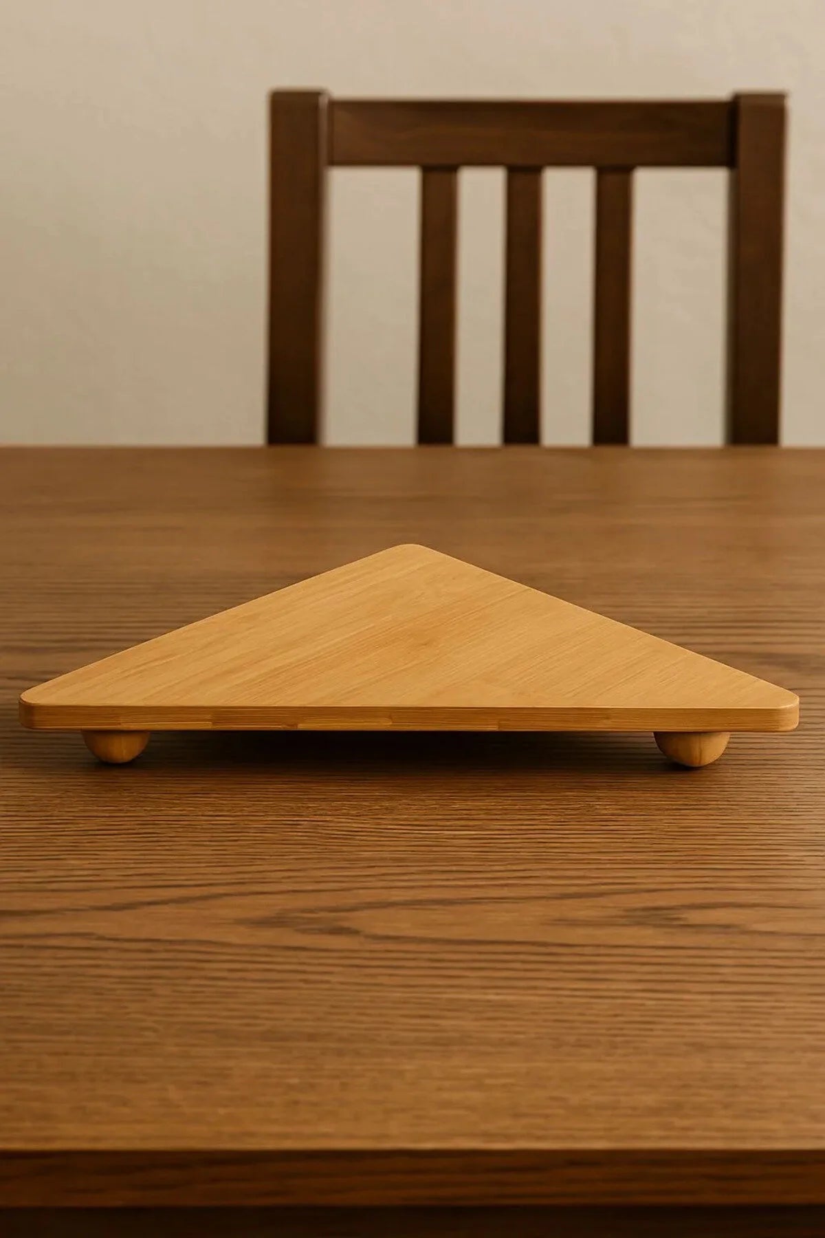 Bambu Top Ayaklı Üçgen Stant, Sunum Tahtası (18x34) - erkugo. dekoratif, işlevsel.