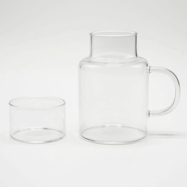 Borosilikat Cam Başucu Sürahi ve Bardak – 2'si 1 Arada Kapaklı Tasarım 600ml - erkugo. dekoratif, işlevsel.
