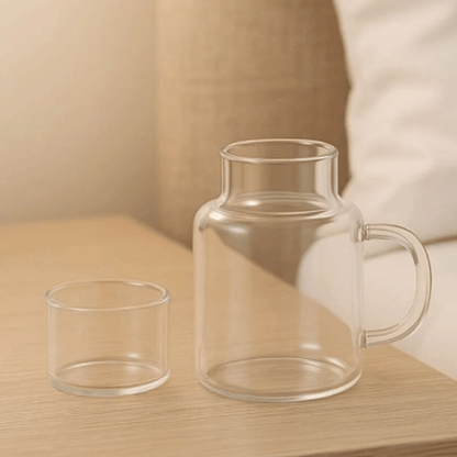 Borosilikat Cam Başucu Sürahi ve Bardak – 2'si 1 Arada Kapaklı Tasarım 600ml