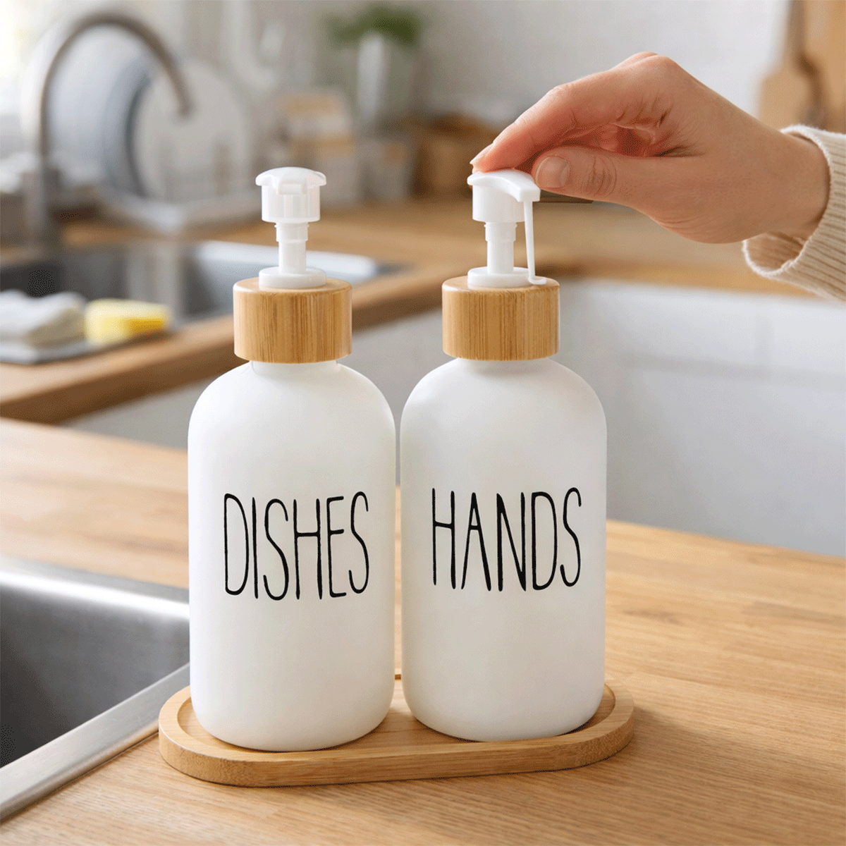 Bambu Standlı 2’li Cam Sıvı Sabunluk Seti 550 ml | Hands & Dishes Yazılı | Mutfak ve Banyo İçin Doğal Bambu Organizer