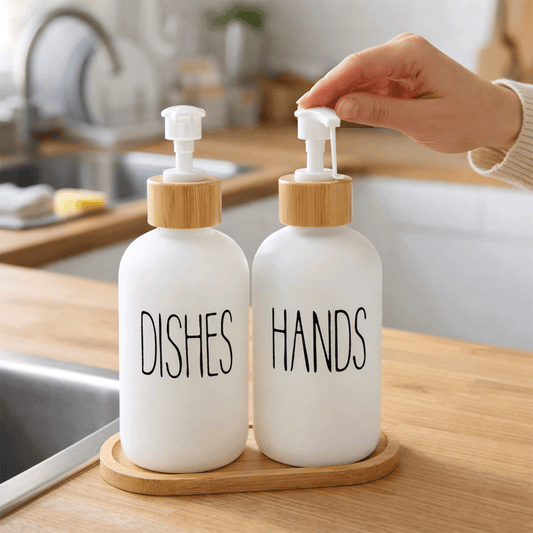Bambu Standlı 2’li Cam Sıvı Sabunluk Seti 550 ml | Hands & Dishes Yazılı | Mutfak ve Banyo İçin Doğal Bambu Organizer