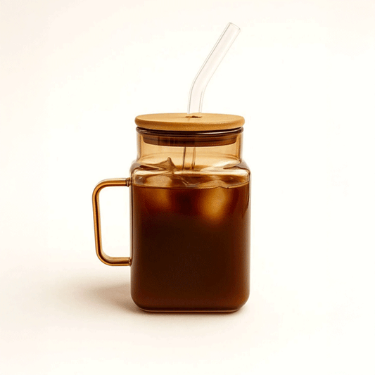 Hibiscus Gold Borosilikat Cam Kahve Bardağı – Kulplu, Bambu Kapaklı, Pipetli 550 ml
