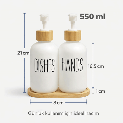 Bambu Standlı 2’li Cam Sıvı Sabunluk Seti 550 ml | Hands & Dishes Yazılı | Mutfak ve Banyo İçin Doğal Bambu Organizer